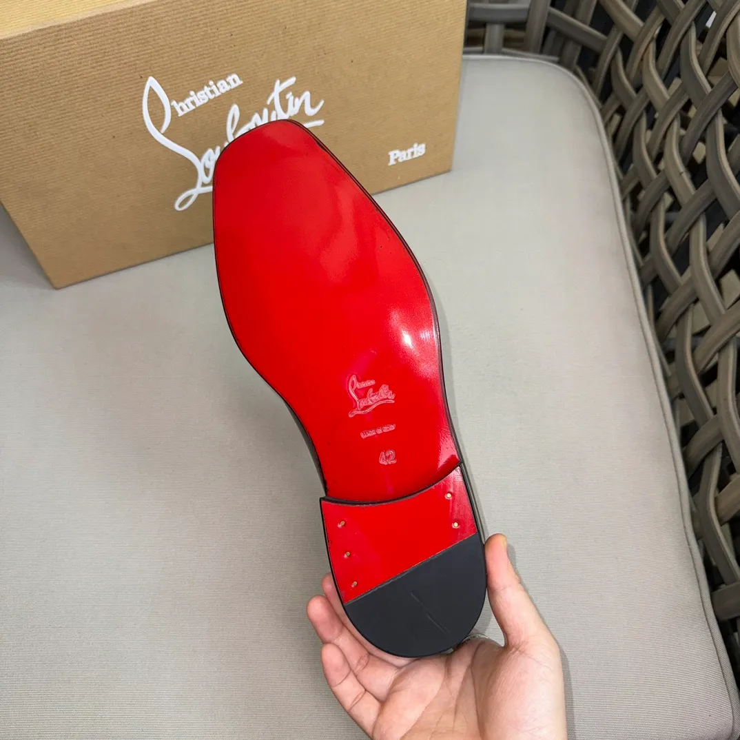 [CL red-soled shoes] Top P: 1020💰 Size 39-44 (⚠️38.45.46 custom-made, non-refundable and non-exchangeable) 🆑High-end men's business formal leather shoes, classic red-soled shoes | Fabric: Original imported first-layer cowhide, iconic rivet decoration | Lining: water-dyed cowhide lining Outsole: red cowhide outsole imported from Italy Brand: Christia*.Loubouti* 🆑 High-end men's business dress shoes | classic red soled shoes | Upper: original imported first layer cowhide iconic rivet decoration | Linning: Water dyed cow skin inner Outsole: red cowhide outsole imported from Italy Size: 39-44 (38.45.46 customized) Brand: Christia*.Loubouti*